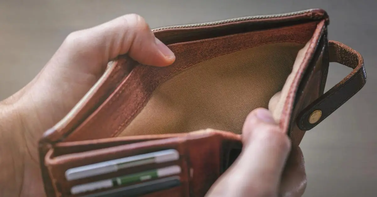 Carteira vazia simbolizando inventário mesmo sem dinheiro e a busca por alternativas legais e gratuidade.