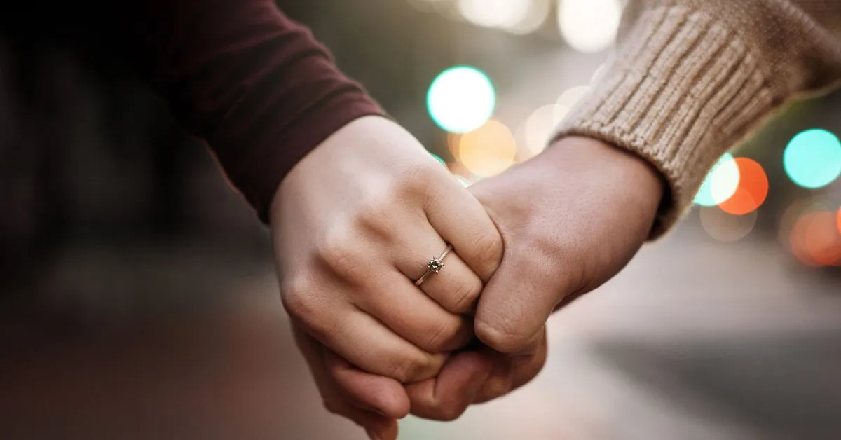 Diferença entre namoro qualificado e união estável representada por casal de mãos dadas