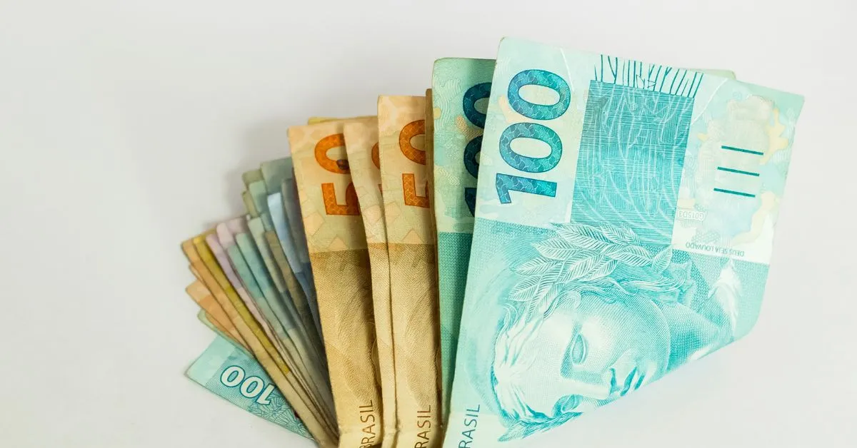 Pensão compensatória após o divórcio representada por cédulas de dinheiro, simbolizando desequilíbrio financeiro entre ex-cônjuges