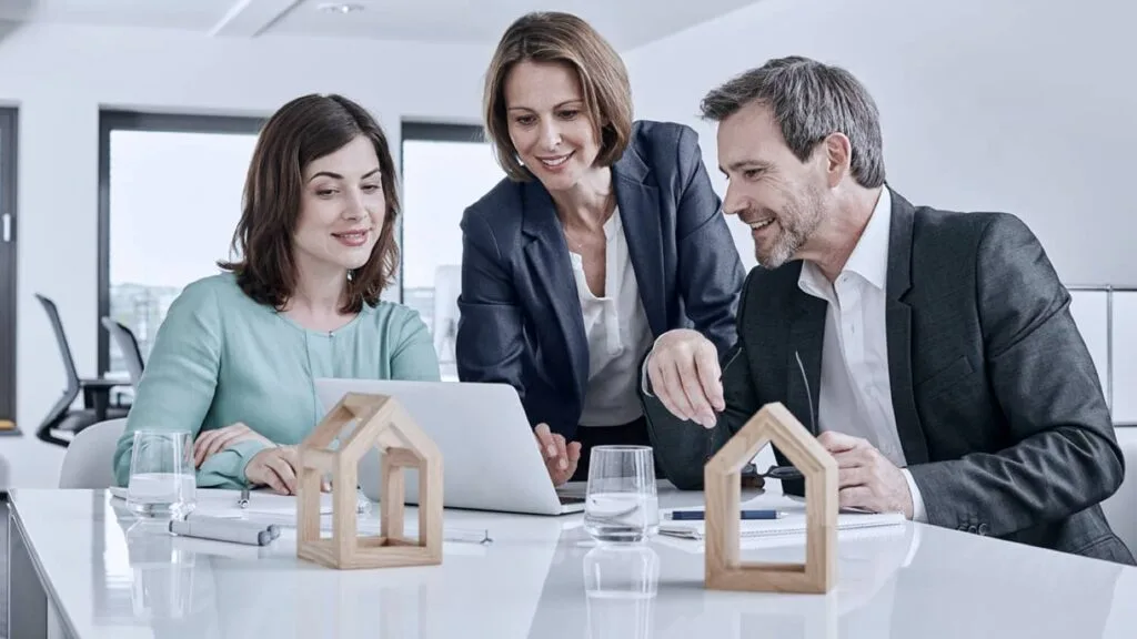 Planejamento patrimonial e regime de bens sendo analisados por casal com orientação profissional