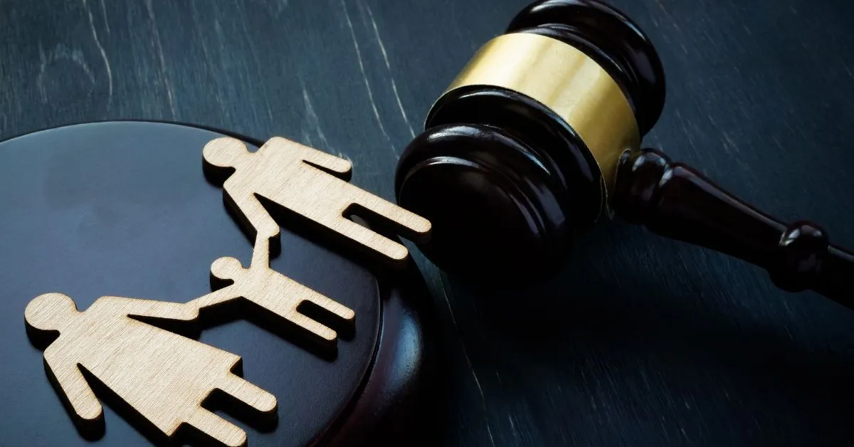 Cadastro Nacional de Adoção com símbolo da Justiça e representação de família no processo de adoção no Brasil