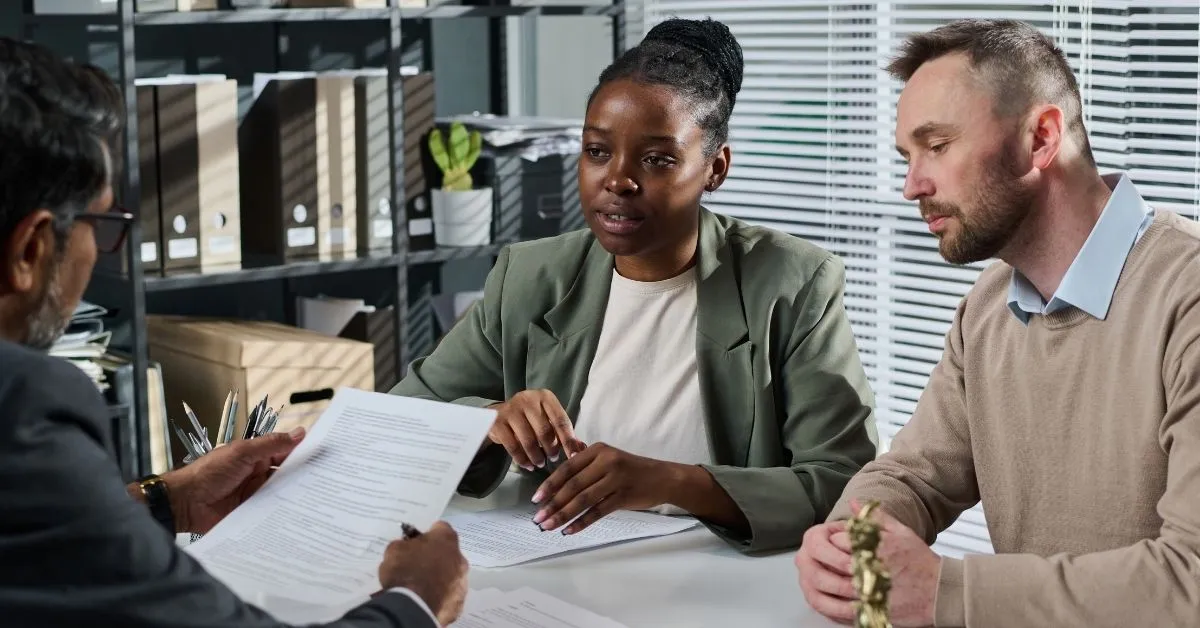 Casal assinando pacto antenupcial em cartório antes do casamento