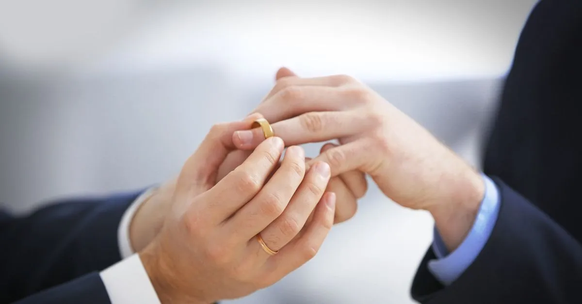 Pacto antenupcial é obrigatório em segundo casamento? Mãos colocando aliança durante cerimônia de casamento