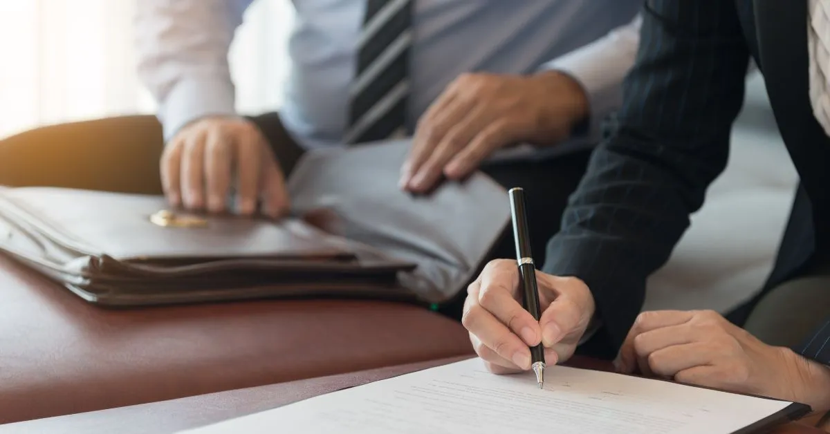 Termo de união estável sendo assinado em cartório para formalização da convivência do casal