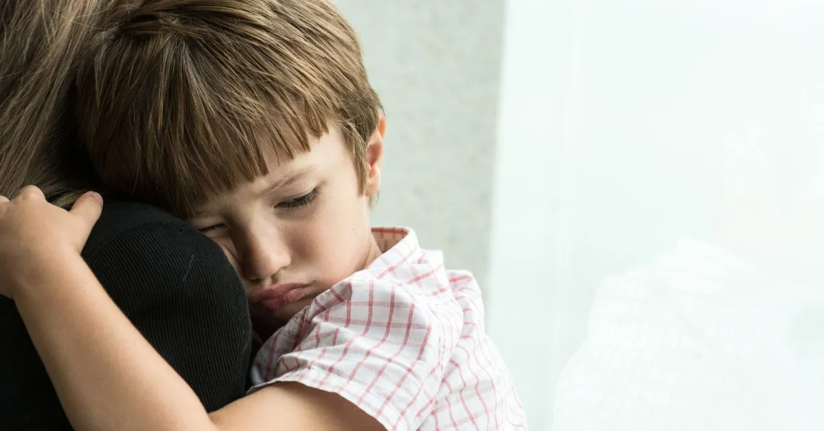 Criança triste abraçando o próprio corpo representando como provar o abandono afetivo do pai ou da mãe