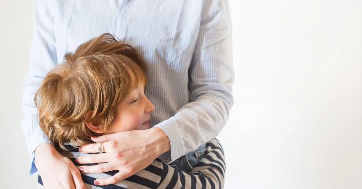 Divórcio em cartório com filho menor: mãe abraçando criança após separação