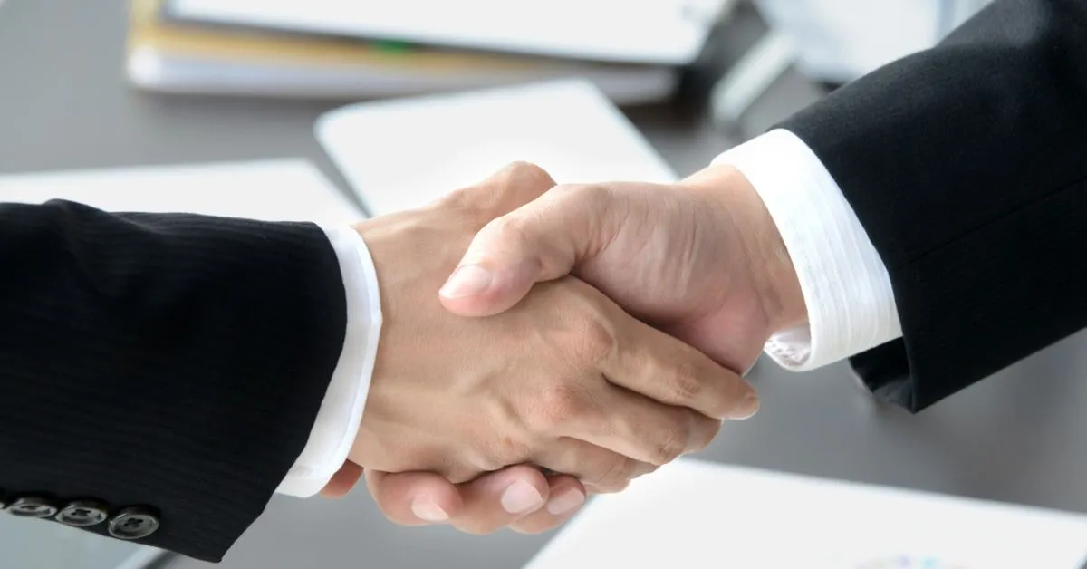 Separação de fato e partilha de bens representada por aperto de mãos em acordo de divisão patrimonial