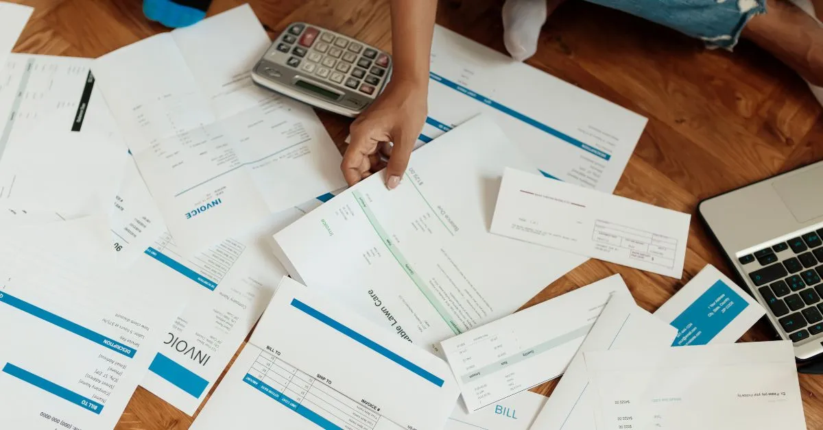 União estável e dívidas do companheiro: documentos e contas sobre mesa representando responsabilidade patrimonial do casal