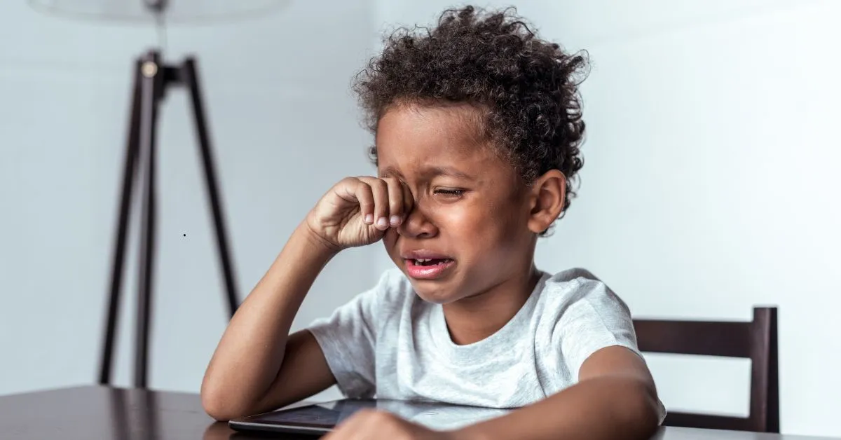 Criança chorando representando o abandono afetivo e as consequências na guarda e no poder familiar