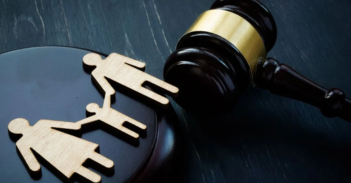 Adoção e guarda provisória representadas por figuras de família ao lado de martelo judicial