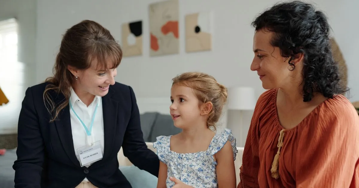 Adoção e guarda provisória: assistente social conversa com criança e mãe adotante durante estágio de convivência