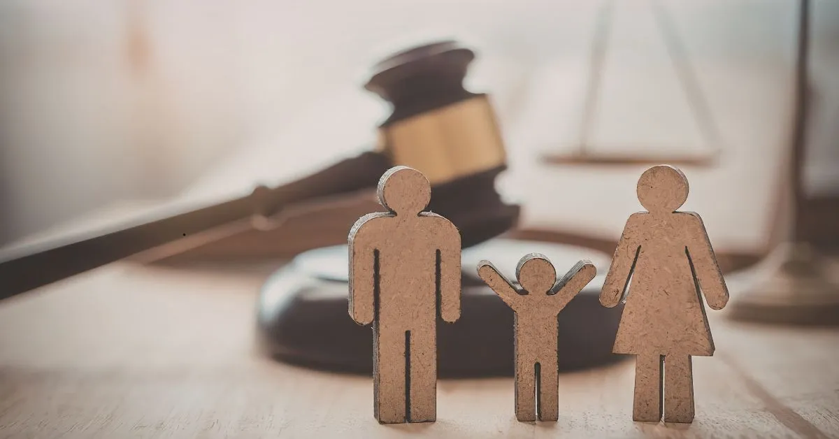 Descumprimento reiterado da guarda compartilhada e medidas judiciais envolvendo pais, filho e decisão judicial