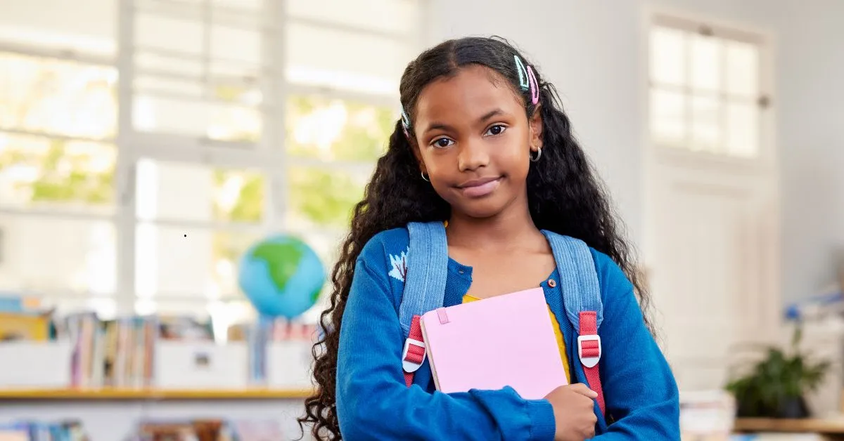 Guarda compartilhada na prática: criança em ambiente escolar representando rotina após divórcio dos pais