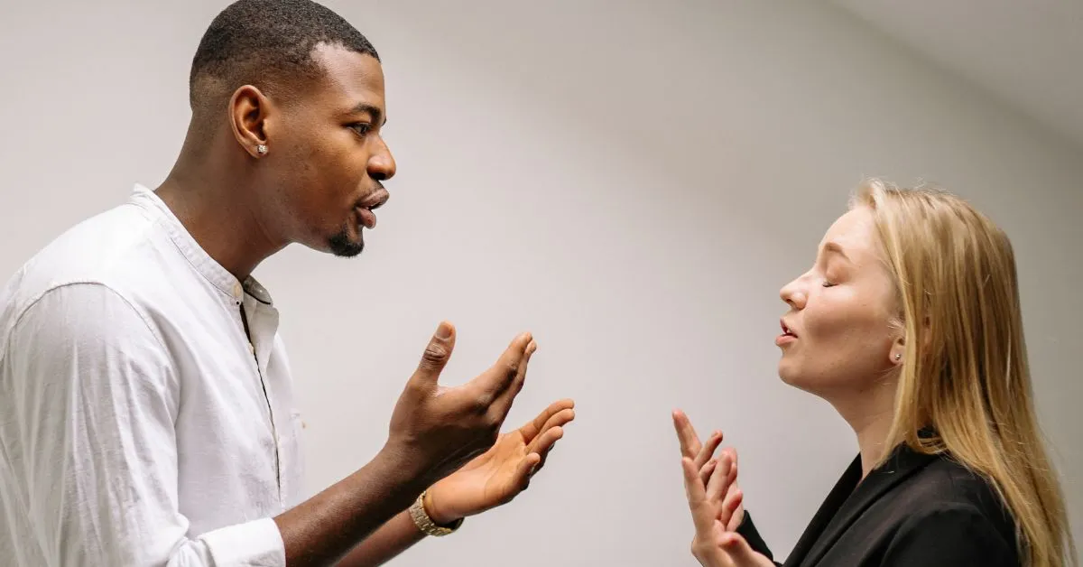 Conflito entre pais discutindo relacionado à alienação parental e possíveis impactos no poder familiar