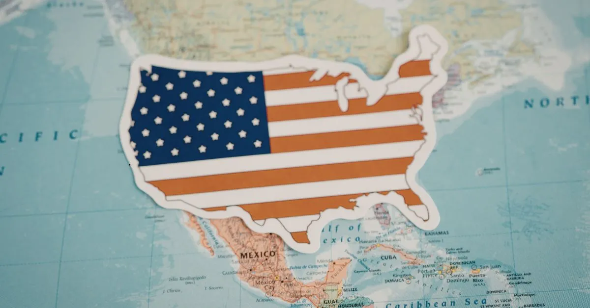 Herança de bens no exterior com mapa dos Estados Unidos representando inventário e tributação no Brasil