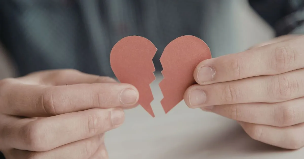 Separação de fato antes do divórcio representada por coração partido simbolizando efeitos em bens e dívidas