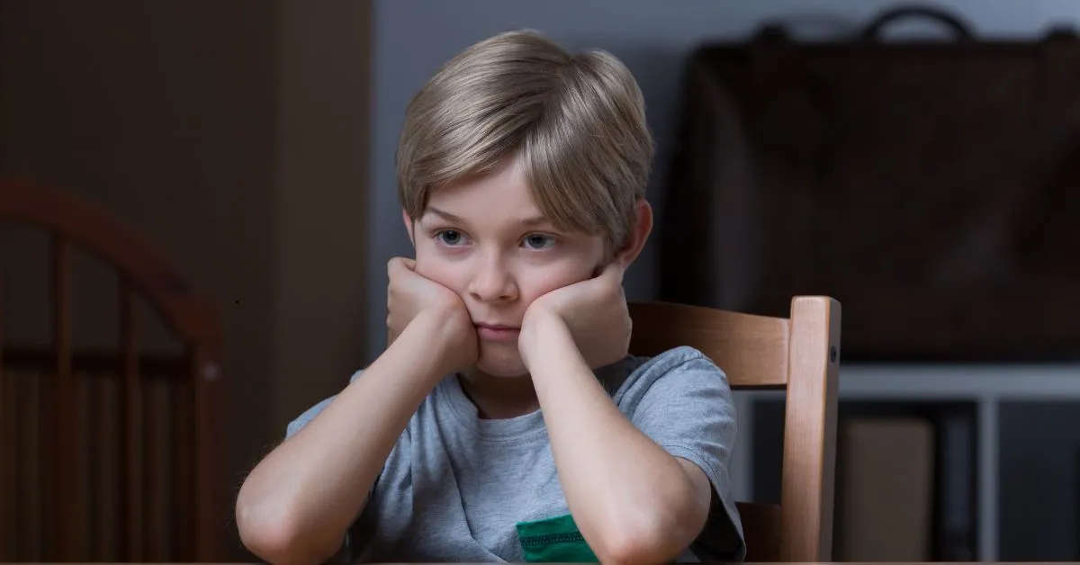 Criança triste representando abandono afetivo e dependência química do genitor